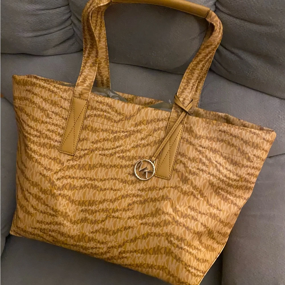 NEW AUTHENTIC Michael Kors extra large tote/overnight bag